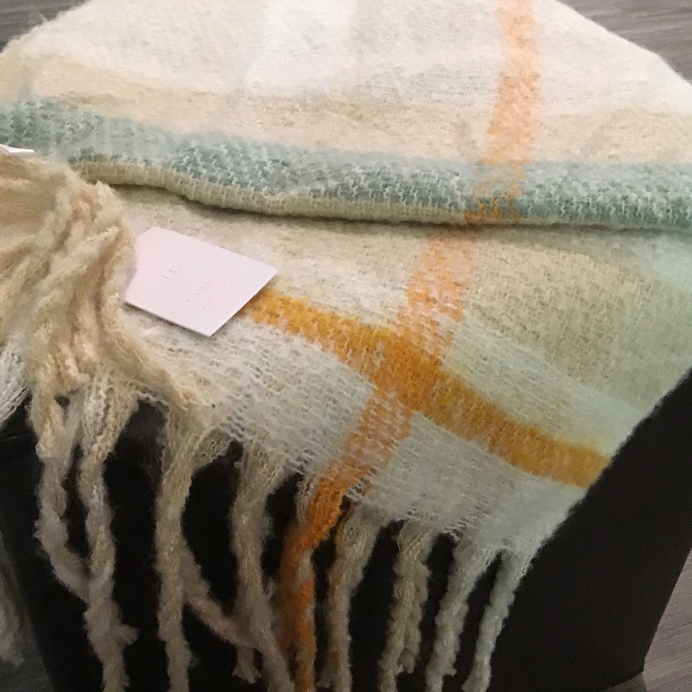 LC Scarf Wrap Ivory Tan Blue  NWT $32.00  18”X72”